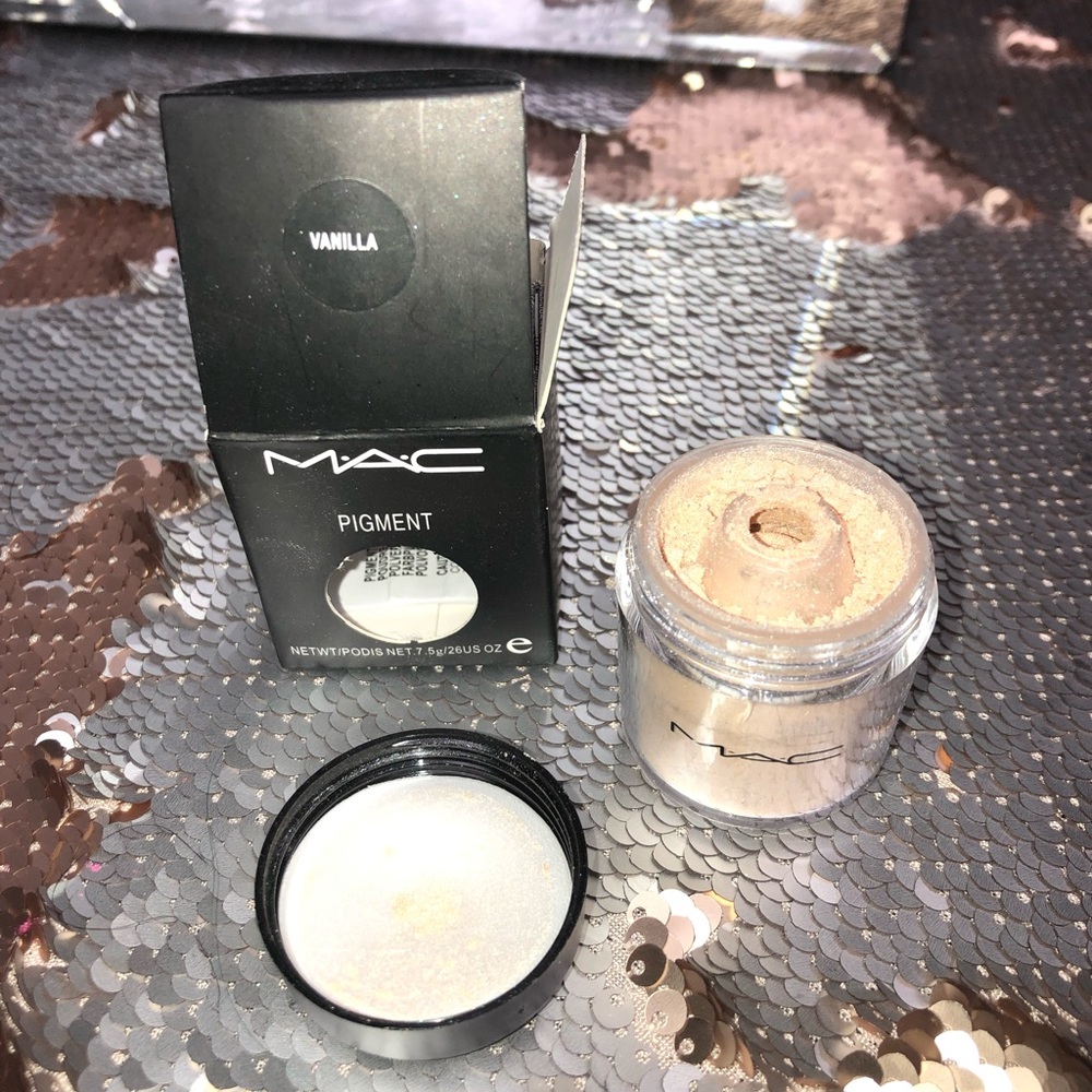 M.A.C. Eye pigment products